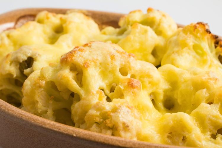 Detalle de coliflor al horno, gratinada con bechamel y queso.