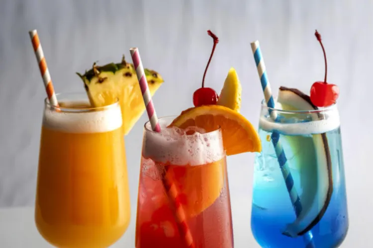 Una selección de bebidas de colores vivos que se pueden servir en Carnaval.