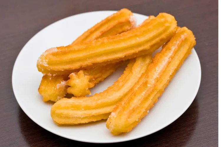 Un plato con churros.