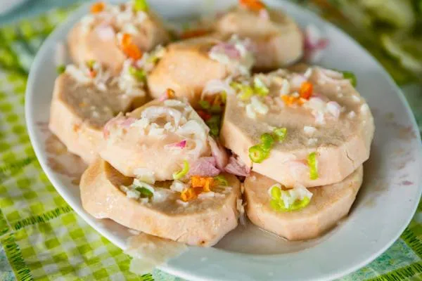 Rodajas de malanga cocida servidas con mojo de ajo.