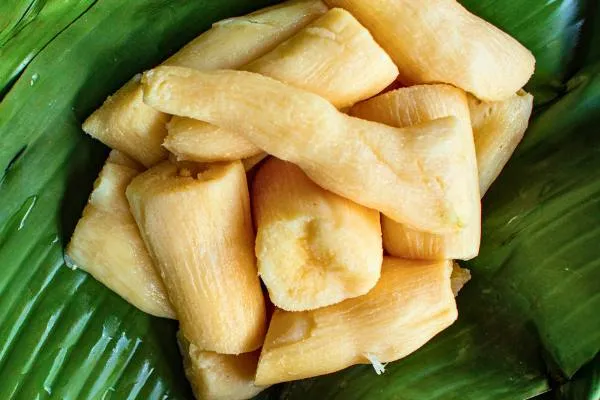 Trozos de yuca cocida sobre hojas de banana.