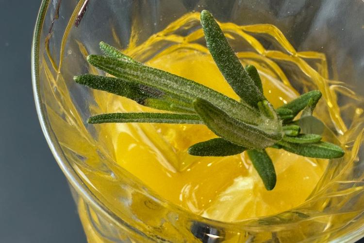 Limonada de mango y romero al estilo alemán.
