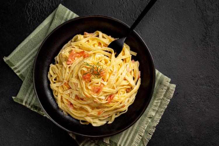 Un plato de pasta con salmón ahumado.