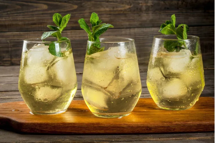 Tres copas servidas con rebujito andaluz, con fino y bebida gaseosa de lima-limón, decorado con hierbabuena.