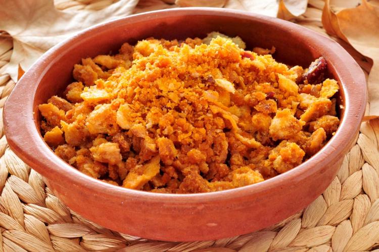 Migas tradicionales en cazuela de barro.