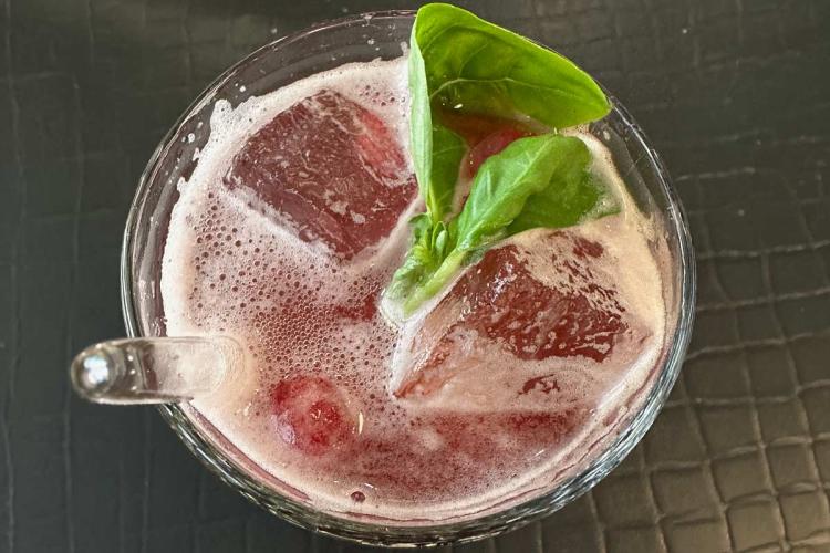 Limonada de frambuesa e hibisco al estilo alemán.