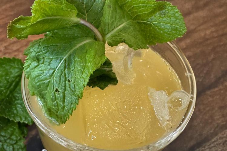 Limonada de maracuyá y menta al estilo alemán.