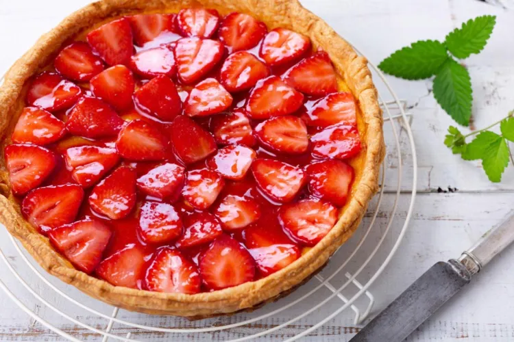Una tarta casera de fresas glaseada con mermelada de fresas.