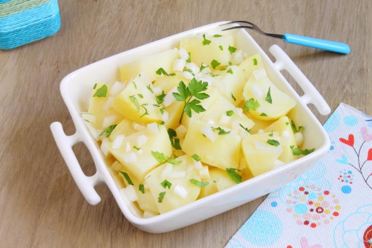 Ensalada templada de patata al estilo francés, preparada por el método rápido, con una vinagreta al vino blanco.