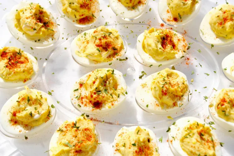 Huevos rellenos sencillos con relleno de yema, pimentón y perejil picado