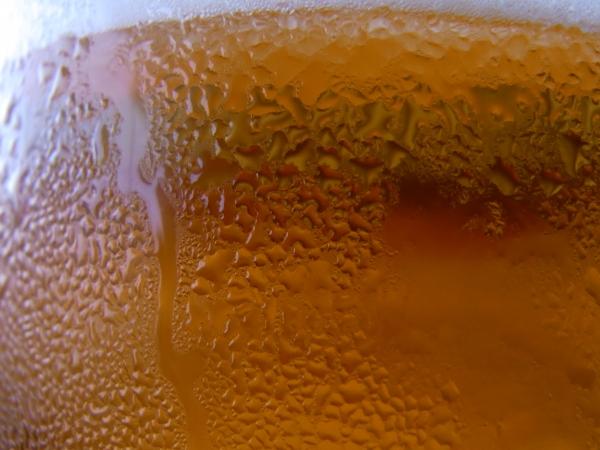 Vaso de cerveza fría.