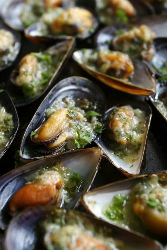 Detalle de mejillones con salsa de ajo y perejil.