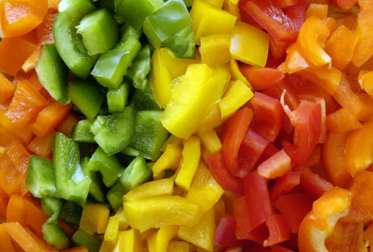 Pimietos picados de varios colores, naranja, verde, amarillo y rojo.