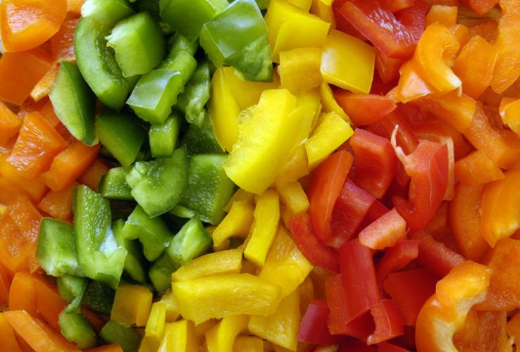Pimientos de colores cortados en dados.