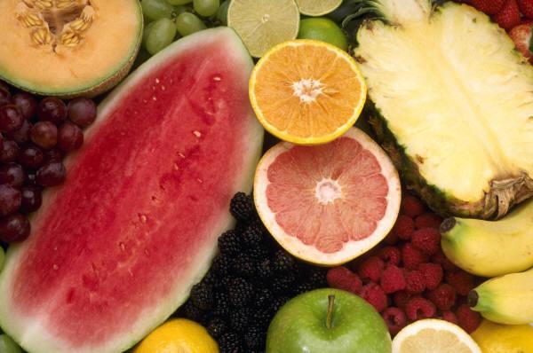 Frutas tropicales incluyendo melón, sandía, naranja, pomelo y piña.