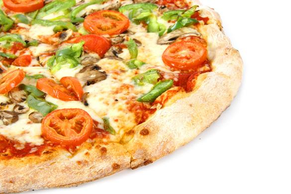 Pizza con champiñones y albahaca.
