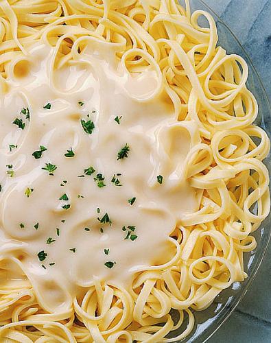 Plato de pasta con salsa.