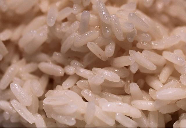 Arroz blanco hervido.