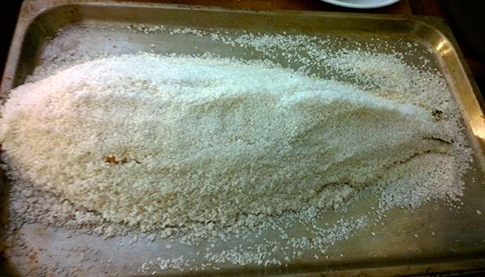 Pescado a la sal con su costra.