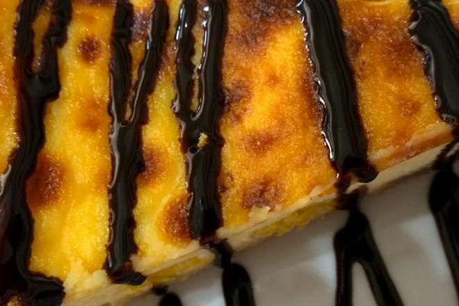 Tarta de limón con salsa de chocolate.