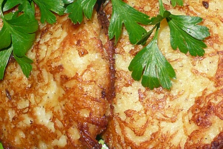 Tortitas de patata y queso recién hechas.