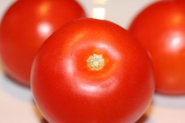 Tres tomates frescos.