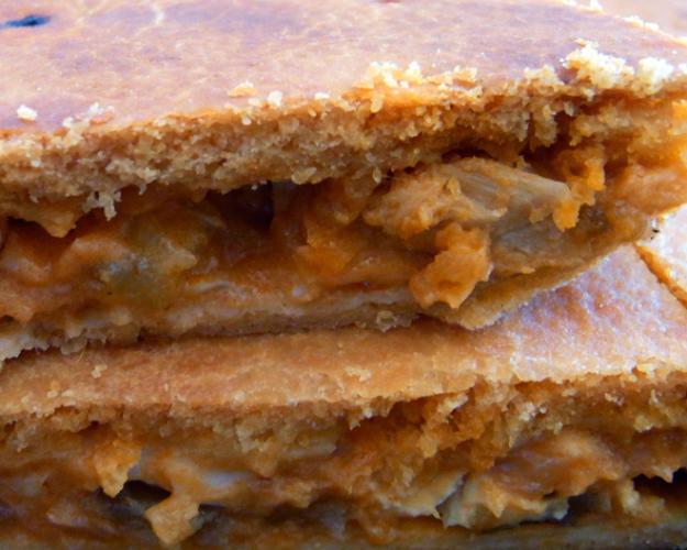 Empanada rellena de atún y pimiento.