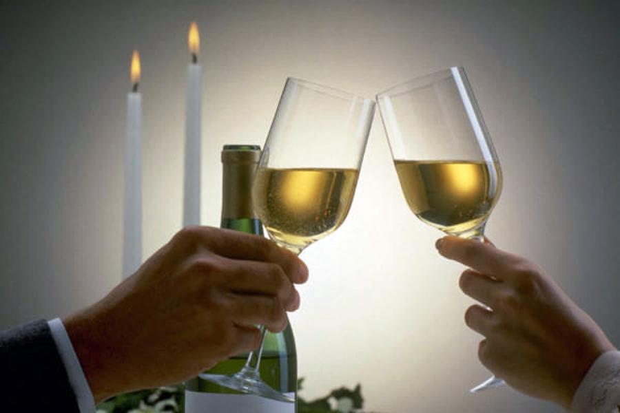 Un brindis con vino blanco.