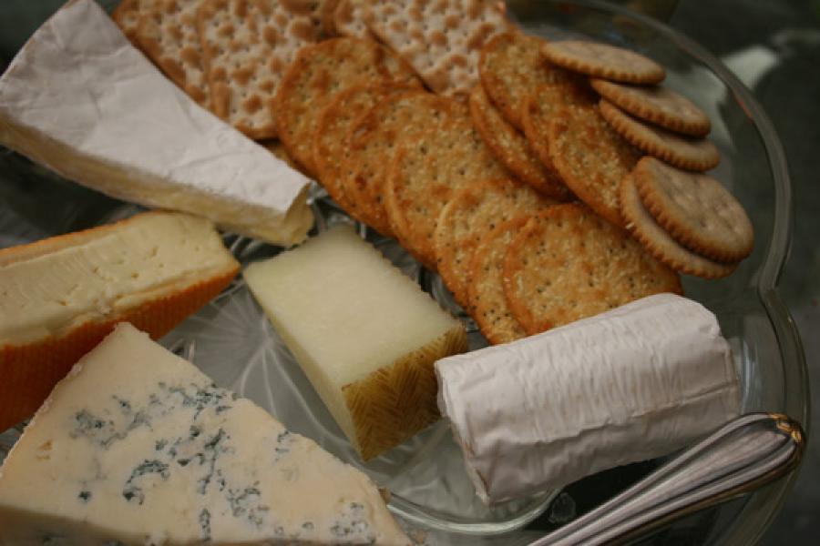Table de quesos con galletas saladas.