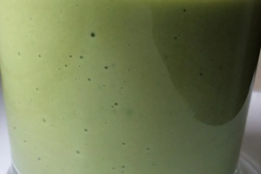 Batido de aguacate en vaso.
