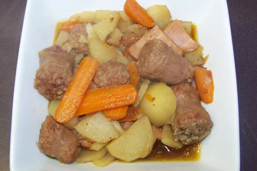 Un plato de cazuela irlandesa con salchichas y patatas.
