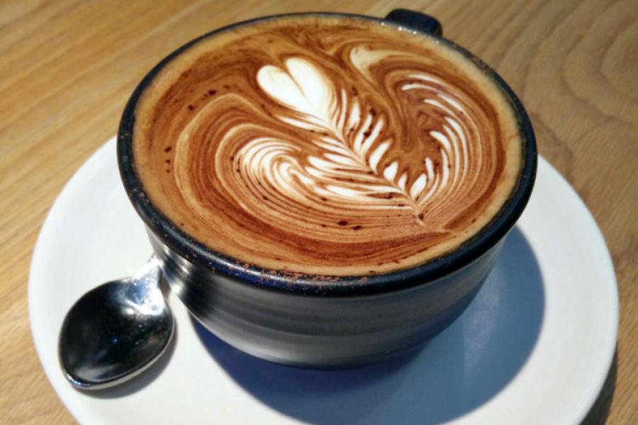 Una taza de café con espuma.