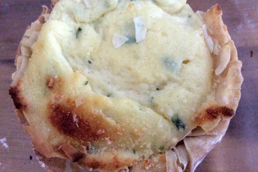 Soufflé individual de queso con pasta filo.