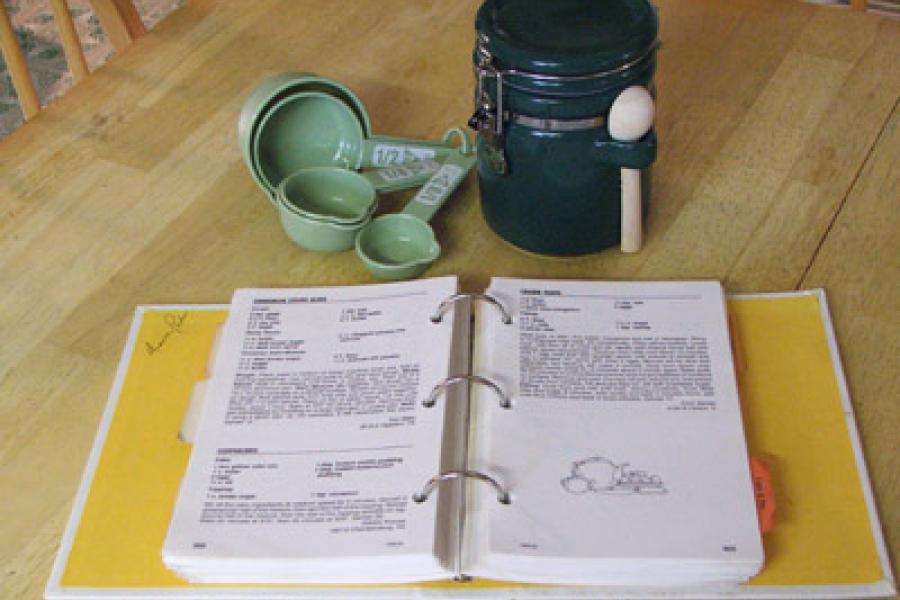 Libro de recetas caseras y cucharas para medir.