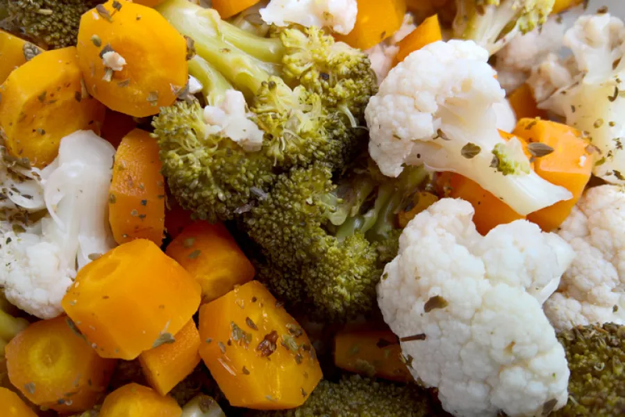 Ensalada de hortalizas al orégano con zanahoria, coliflor y brócoli.