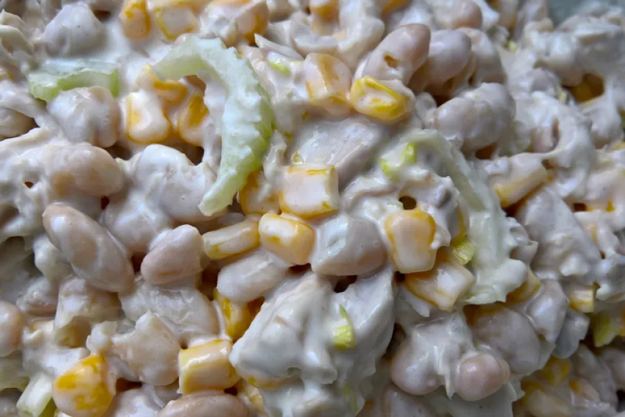 Ensalada de alubias y pollo al estilo de Nueva Inglaterra.