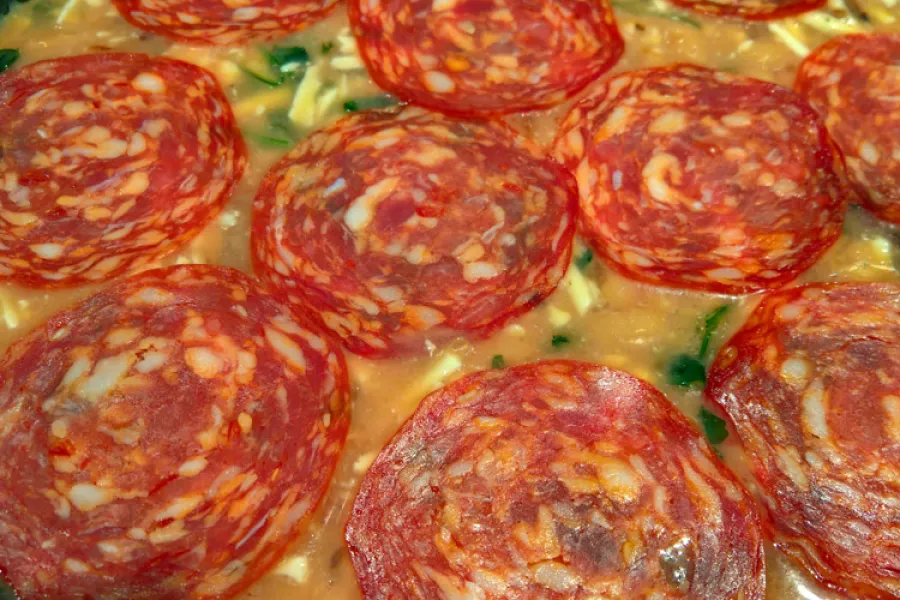 Tortilla de alubias al estilo italiano lista para meter en el horno.