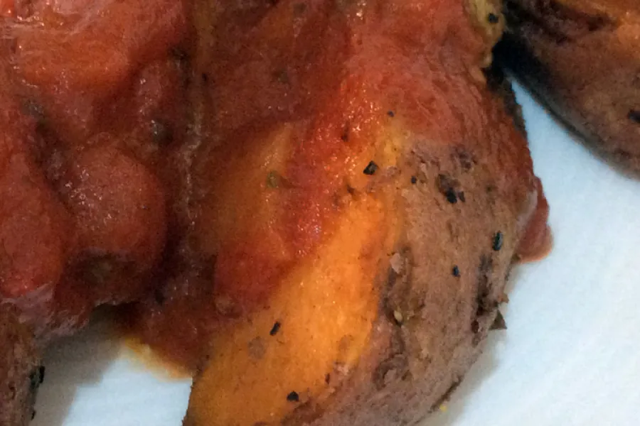 Batatas con salsa brava ya terminadas.
