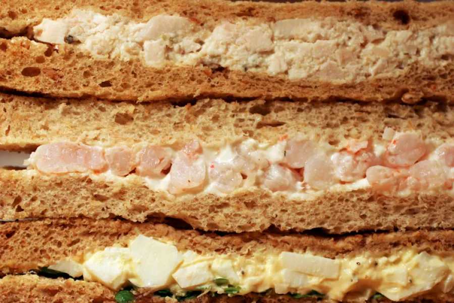 Bocadillos de ensalada de pollo, gambas y huevo.