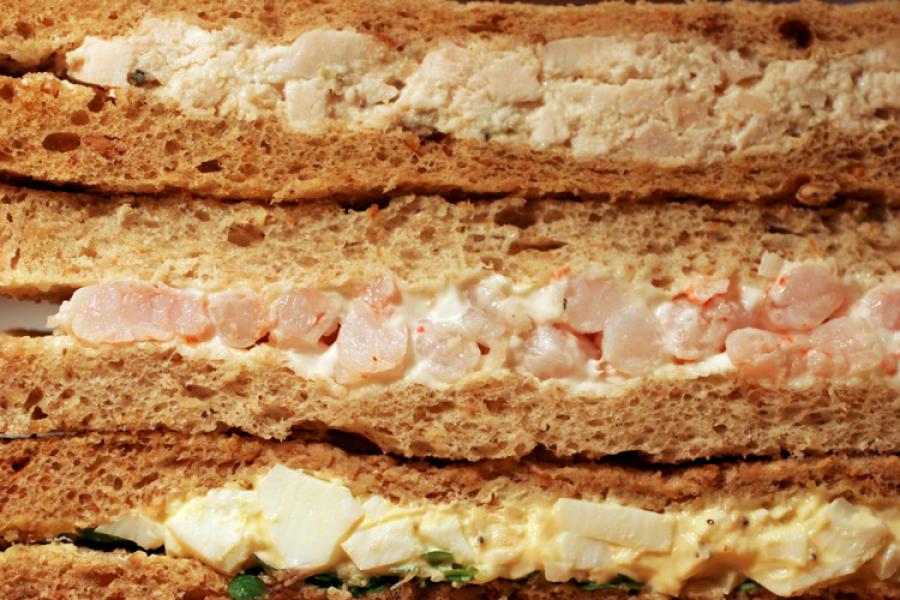 Bocadillos de ensalada de pollo, gambas y huevo.