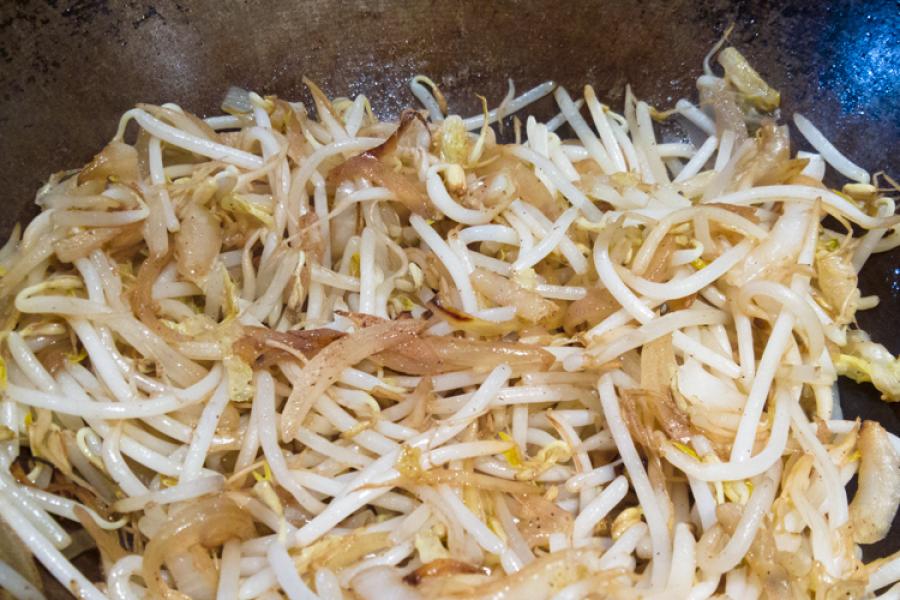 Brotes de soja salteados en un wok.