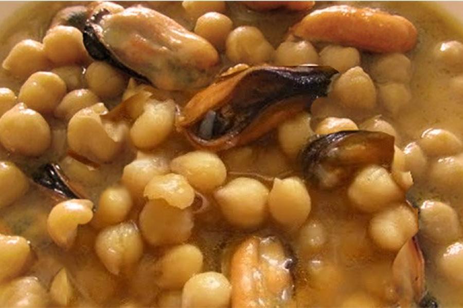Detalle de garbanzos con mejillones.