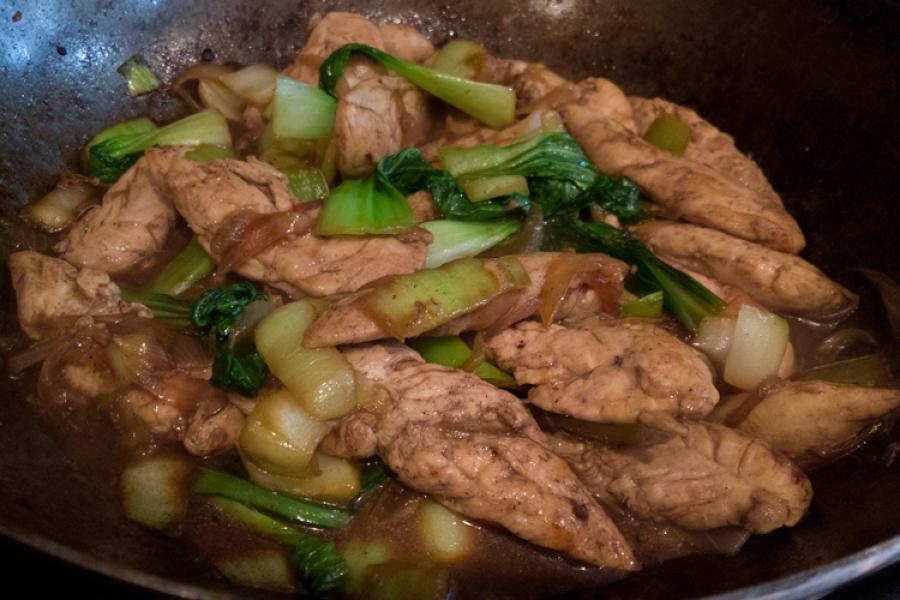 Pechuga de pollo salteada en el wok.