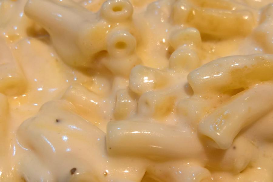 Detalle de macarrones al queso.