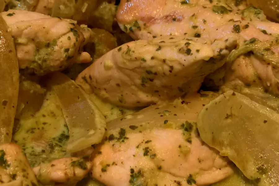 Detalle de pechuga de pollo salteada con ají verde.