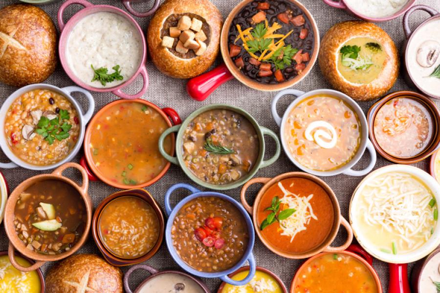 Sopas variadas presentadas en diferentes recipientes.
