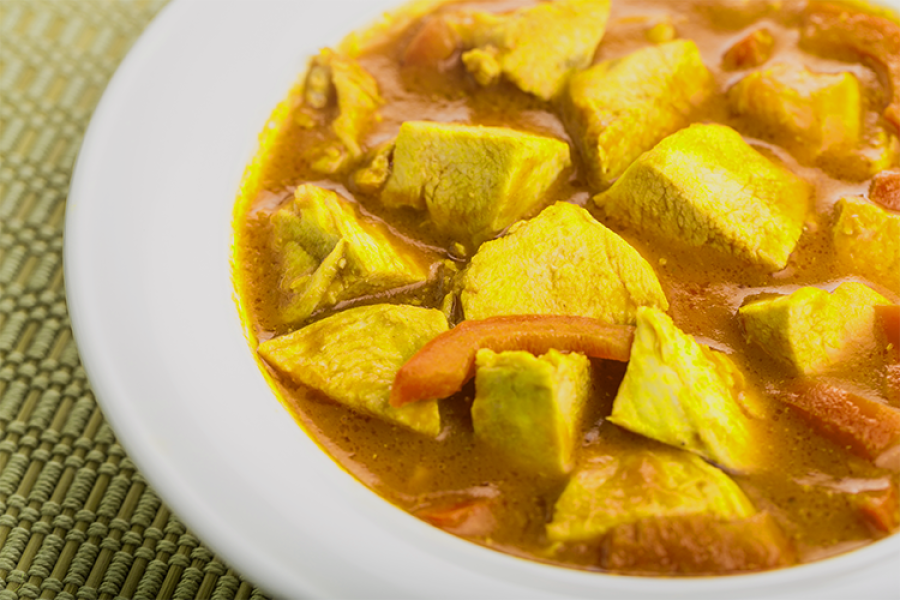 Guisado de pollo en amarillo.