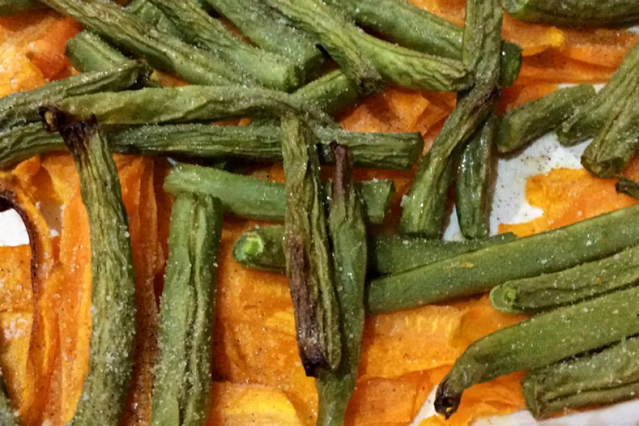 Judías verdes y tiras de zanahoria asadas.