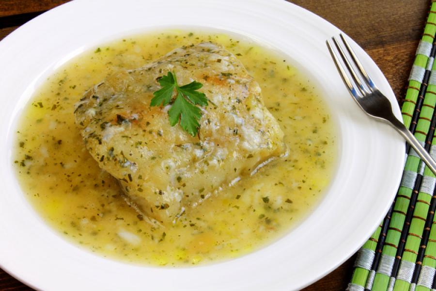 Bacalao en salsa verde, al estilo del País Vasco.