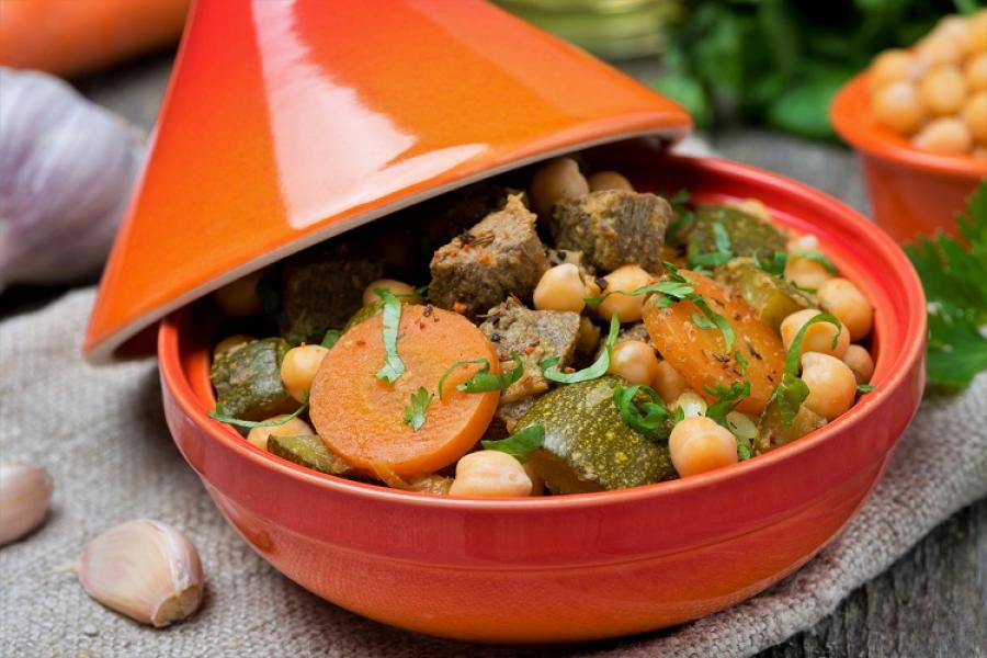 Tayín de cordero, garbanzos y hortalizas guisado en un tayín, el recipiente del mismo nombre.